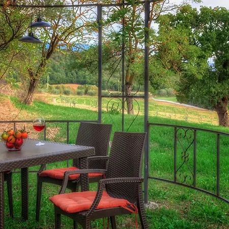 Spacious Apartment In Umbrian Farm House *